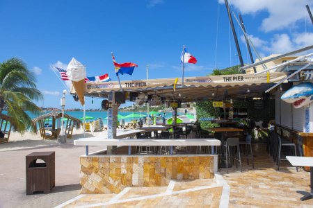 Téléchargez les photos : Le Pier beach bar et restaurant sur Broadwalk au Walter Plantz Wharf dans le centre historique de Philipsburg à Sint Maarten, Pays-Bas Caraïbes. - en image libre de droit