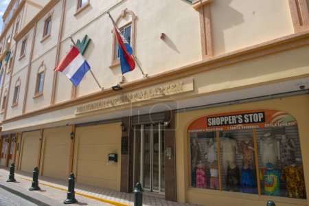 Téléchargez les photos : Parlement de Sint Maarten sur Front Street dans le centre historique de Philipsburg à Sint Maarten, Pays-Bas Caraïbes. - en image libre de droit