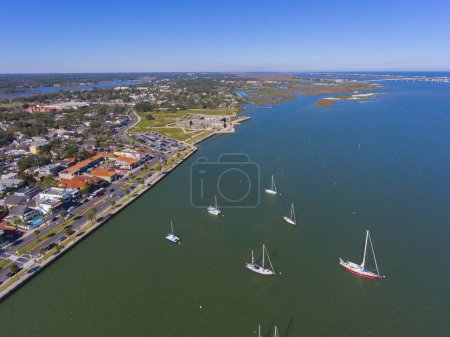 Téléchargez les photos : Matanzas Bay vue aérienne de la côte avec le centre-ville de St. Augustine skyline à l'arrière-plan, ville de St. Augustine, Floride FL, États-Unis. - en image libre de droit