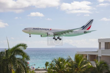 Téléchargez les photos : Air France Airbus 330 survolant Maho Beach avant d'atterrir sur l'aéroport international Princess Juliana SXM à Sint Maarten, dans les Caraïbes néerlandaises. - en image libre de droit