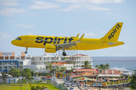 Téléchargez les photos : Spirit Airlines Airbus 320 survolant Maho Beach avant d'atterrir sur l'aéroport international Princess Juliana SXM à Sint Maarten, Pays-Bas Caraïbes. - en image libre de droit