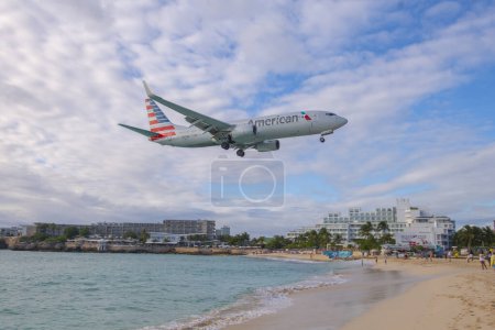 Téléchargez les photos : American Airlines Boeing 737 survolant Maho Beach avant d'atterrir sur l'aéroport international Princess Juliana SXM à Sint Maarten, Pays-Bas Caraïbes. - en image libre de droit