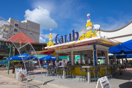 Téléchargez les photos : Carib Restaurant et Bar sur Boardwalk à Great Bay Beach dans le centre historique de Philipsburg à Sint Maarten, Pays-Bas Caraïbes. - en image libre de droit