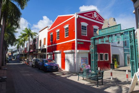 Téléchargez les photos : Bâtiments commerciaux historiques sur Front Street dans le centre historique de Philipsburg à Sint Maarten, Caraïbes néerlandaises. - en image libre de droit