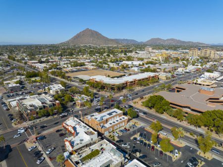 Foto de Scottsdale city center aerial view on Scottsdale Road at Indian School Road with Camelback Mountain at the background in city of Scottsdale, Arizona AZ, USA. - Imagen libre de derechos