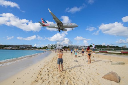 Téléchargez les photos : American Airlines Airbus 319 survolant Maho Beach avant d'atterrir sur l'aéroport international Princess Juliana SXM à Sint Maarten, dans les Caraïbes néerlandaises. - en image libre de droit