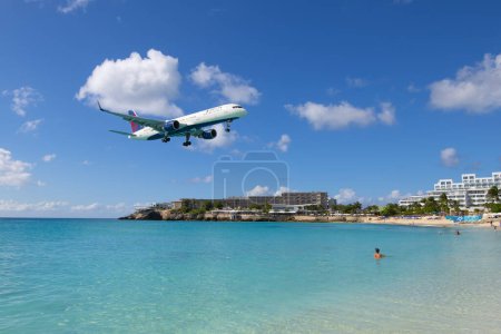 Téléchargez les photos : Delta Air Lines Boeing 757 survolant Maho Beach avant d'atterrir sur l'aéroport international Princess Juliana SXM à Sint Maarten, aux Caraïbes néerlandaises. - en image libre de droit