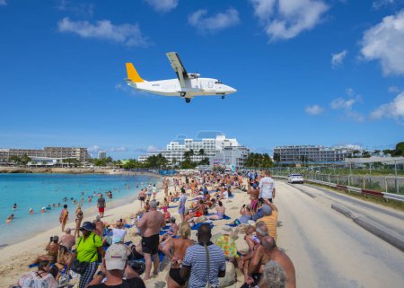 Téléchargez les photos : Short Cargo Flamenco 360 SD3-60 survolant Maho Beach avant d'atterrir sur l'aéroport international Princess Juliana SXM à Sint Maarten, dans les Caraïbes néerlandaises. - en image libre de droit