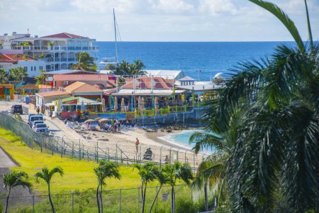 Téléchargez les photos : Maho Beach vue aérienne avec des personnes attendant l'atterrissage de l'avion sur l'aéroport international Princess Juliana SXM à Sint Maarten, Caraïbes néerlandaises. - en image libre de droit