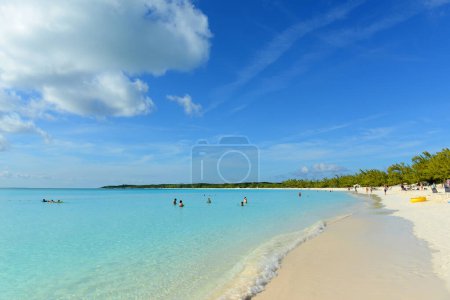 Téléchargez les photos : Half Moon Beach sur Half Moon Cay. Cette île est également appelée Little San Salvador Island située aux Bahamas. - en image libre de droit