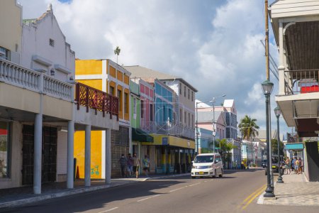 Téléchargez les photos : Bâtiment commercial historique sur Bay Street dans le centre historique de Nassau, New Providence Island, Bahamas. - en image libre de droit