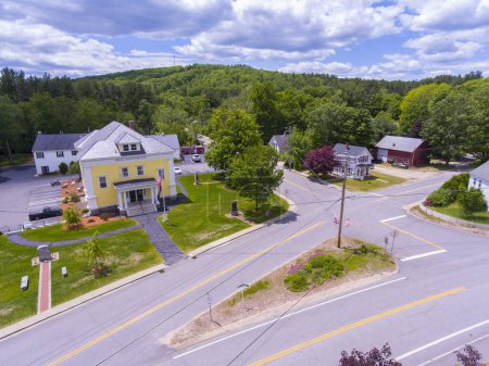 Téléchargez les photos : Brookline centre-ville historique vue aérienne, y compris la mairie et l'église communautaire sur Main Street dans la ville de Brookline, New Hampshire NH, États-Unis. - en image libre de droit