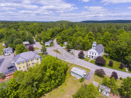 Téléchargez les photos : Brookline centre-ville historique vue aérienne, y compris la mairie et l'église communautaire sur Main Street dans la ville de Brookline, New Hampshire NH, États-Unis. - en image libre de droit