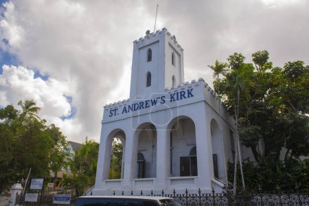 Téléchargez les photos : St. Andrew's Presbyterian Kirk Church sur Duke Street à Market Street dans le centre historique de Nassau, New Providence Island, Bahamas. - en image libre de droit