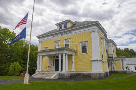 Das Rathaus von Brookline war das Daniels Academy Building an der 1 Main Street im historischen Stadtzentrum von Brookline, New Hampshire NH, USA. 
