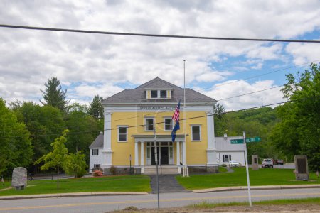 Téléchargez les photos : Hôtel de ville de Brookline était Daniels Academy Building au 1 Main Street dans le centre historique de Brookline, New Hampshire NH, États-Unis. - en image libre de droit