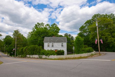 Téléchargez les photos : Bâtiment historique de style colonial au 1 Meetinghouse Hill Road dans le centre historique de Brookline, New Hampshire NH, États-Unis. - en image libre de droit