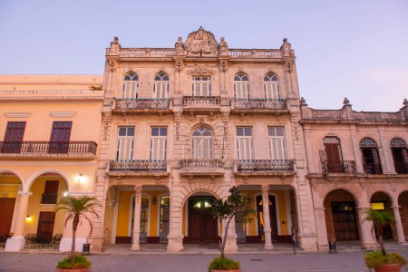 Historische Gebäude am Altstädter Ring (Plaza Vieja) am Morgen in Alt-Havanna (La Habana Vieja), Kuba. Das alte Havanna ist Weltkulturerbe. 