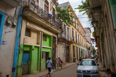Téléchargez les photos : Bâtiments historiques sur Calle Muralla Street entre Compostela et Habana Street dans la Vieille Havane (La Habana Vieja), Cuba. La Vieille Havane est un site du patrimoine mondial. - en image libre de droit