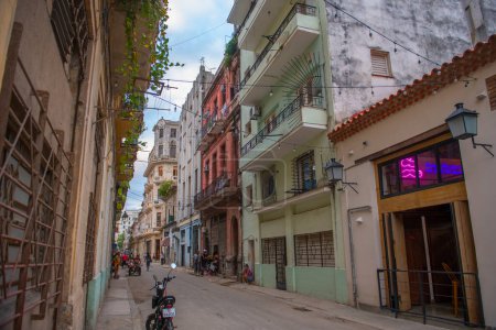 Téléchargez les photos : Bâtiments historiques sur Calle Aguacate Street à Teniente Rey (Brasil Street) dans la Vieille Havane (La Habana Vieja), Cuba. La Vieille Havane est un site du patrimoine mondial. - en image libre de droit