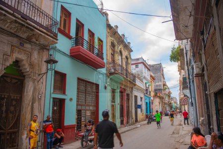 Téléchargez les photos : Bâtiments historiques sur Calle Aguacate Street entre Teniente Rey (Brasil Street) et Amargura dans la Vieille Havane (La Habana Vieja), Cuba. La Vieille Havane est un site du patrimoine mondial. - en image libre de droit