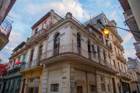 Téléchargez les photos : Bâtiments historiques sur Calle Aguacate Street à Calle Lamparilla Street dans la Vieille Havane (La Habana Vieja), Cuba. La Vieille Havane est un site du patrimoine mondial. - en image libre de droit