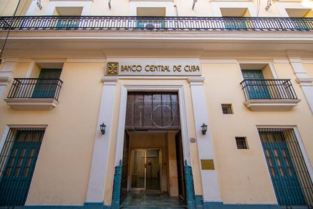 Téléchargez les photos : Central Bank of Cuba (Banco Central de Cuba) sur Calle Cuba Street à Calle Lamparilla Street dans la Vieille Havane (La Habana Vieja), Cuba. La Vieille Havane est un site du patrimoine mondial. - en image libre de droit
