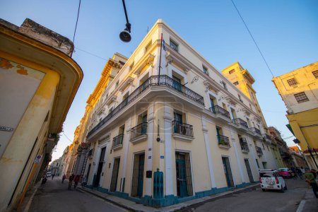 Téléchargez les photos : Central Bank of Cuba (Banco Central de Cuba) sur Calle Cuba Street à Calle Lamparilla Street dans la Vieille Havane (La Habana Vieja), Cuba. La Vieille Havane est un site du patrimoine mondial. - en image libre de droit