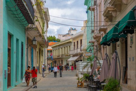 Téléchargez les photos : Bâtiments historiques sur Calle Mercaderes Street à Old Town Square (Plaza Vieja) à Old Havana (La Habana Vieja), Cuba. La Vieille Havane est un site du patrimoine mondial. - en image libre de droit