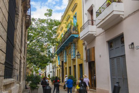 Téléchargez les photos : Bâtiments historiques sur Calle Amargura St à Mercaderes Street dans la Vieille Havane (La Habana Vieja), Cuba. La Vieille Havane est un site du patrimoine mondial. - en image libre de droit