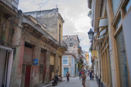 Téléchargez les photos : Bâtiments historiques sur Calle Obrapia Street à Calle Compostela Street dans la Vieille Havane (La Habana Vieja), Cuba. La Vieille Havane est un site du patrimoine mondial. - en image libre de droit