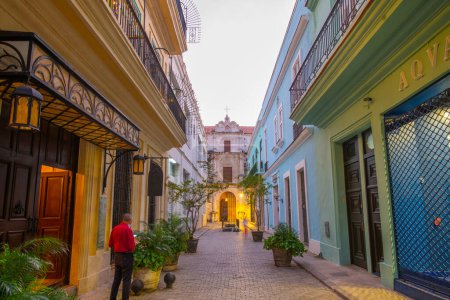 Téléchargez les photos : Bâtiments historiques sur la rue Calle Brasil (Teniente Rey) à Mercaderes Street dans la Vieille Havane (La Habana Vieja), Cuba. La Vieille Havane est un site du patrimoine mondial. - en image libre de droit