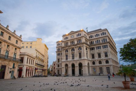 Téléchargez les photos : Bâtiment du marché boursier (Lonja del Comercio) à Plaza de San Francisco dans la Vieille Havane (La Habana Vieja), Cuba. La Vieille Havane est un site du patrimoine mondial. - en image libre de droit