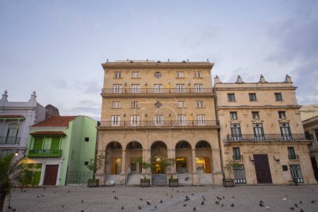 Téléchargez les photos : Palacio de los Corredores à Plaza de San Francisco de Asis dans la Vieille Havane (La Habana Vieja), Cuba. La Vieille Havane est un site du patrimoine mondial. - en image libre de droit