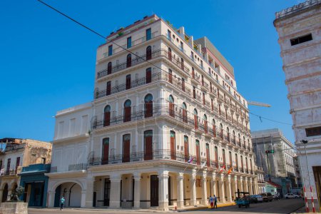 Foto de Mystique St. Regis Habana Hotel by Royalton en Paseo del Prado en la Calle Colón en la Habana Vieja, Cuba. La Habana Vieja es Patrimonio Mundial. - Imagen libre de derechos