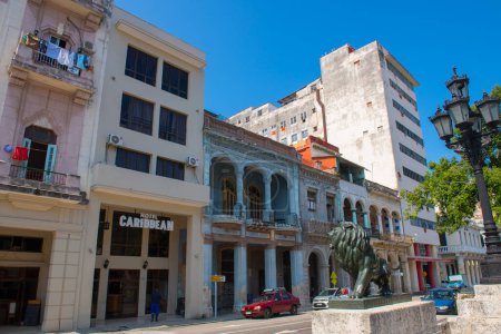 Téléchargez les photos : Bâtiments historiques sur Paseo del Prado entre Calle Colon et Refugio Street dans la Vieille Havane (La Habana Vieja), Cuba. La Vieille Havane est un site du patrimoine mondial. - en image libre de droit