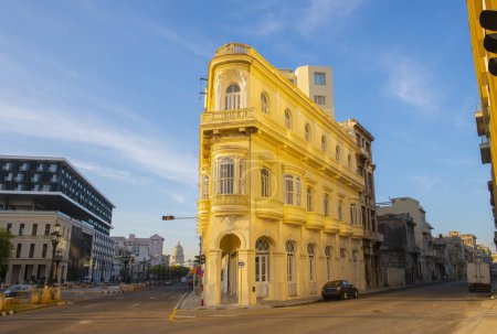 Téléchargez les photos : Bâtiments historiques sur Paseo del Prado à Calle Consulado Street le matin dans la Vieille Havane (La Habana Vieja), Cuba. La Vieille Havane est un site du patrimoine mondial. - en image libre de droit