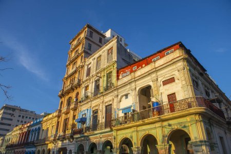Foto de Edificios históricos en el Paseo del Prado en la calle Genios por la mañana en La Habana Vieja, Cuba. La Habana Vieja es Patrimonio Mundial. - Imagen libre de derechos