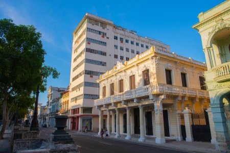 Téléchargez les photos : Bâtiments historiques sur Paseo del Prado à Calle Refugio Street le matin dans la Vieille Havane (La Habana Vieja), Cuba. La Vieille Havane est un site du patrimoine mondial. - en image libre de droit