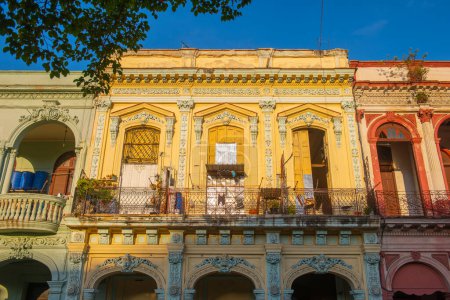 Téléchargez les photos : Bâtiments historiques sur le Paseo del Prado entre Calle Genios et Refugio Street le matin dans la Vieille Havane (La Habana Vieja), Cuba. La Vieille Havane est un site du patrimoine mondial. - en image libre de droit