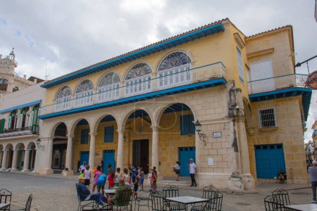 Foto de Casa del Conde Jaruco en la Plaza Vieja por la mañana en La Habana Vieja, Cuba. La Habana Vieja es Patrimonio Mundial. - Imagen libre de derechos