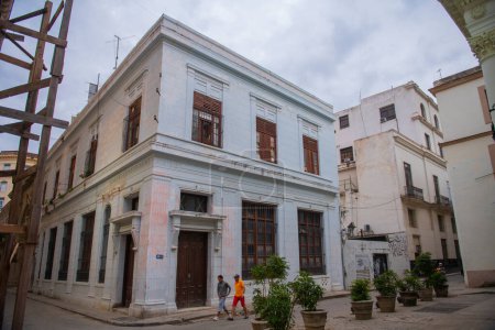 Téléchargez les photos : Bâtiments historiques sur Calle Aguiar Street à Calle Obrapia Street dans la Vieille Havane (La Habana Vieja), Cuba. La Vieille Havane est un site du patrimoine mondial. - en image libre de droit