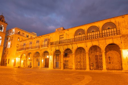 Palacio del Marques de Lombillo por la noche. Esta mansión se encuentra en la Plaza de la Catedral en la Habana Vieja, Cuba. La Habana Vieja es Patrimonio Mundial. 
