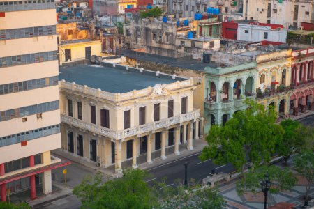Téléchargez les photos : Paseo del Prado vue aérienne avec des gratte-ciel modernes à Vedado avec la lumière du matin à La Havane, Cuba. La Vieille Havane est un site du patrimoine mondial. - en image libre de droit