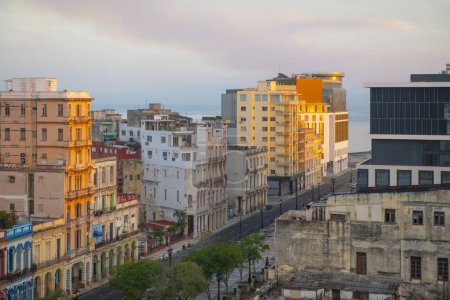 Foto de Vista aérea del Paseo del Prado con rascacielos modernos en el Vedado con la luz de la mañana en La Habana, Cuba. La Habana Vieja es Patrimonio Mundial. - Imagen libre de derechos