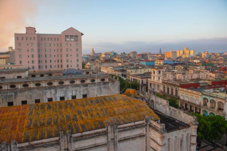 Paseo del Prado Luftaufnahme mit modernen Wolkenkratzern in Vedado im Morgenlicht in Havanna, Kuba. Das alte Havanna ist Weltkulturerbe. 