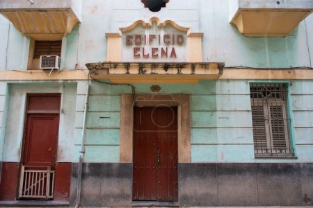 Téléchargez les photos : Edificio building at 155 Calle Cuba Street near Calle Tejadillo Street in Old Havana (La Habana Vieja), Cuba. La Vieille Havane est un site du patrimoine mondial. - en image libre de droit