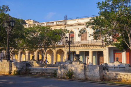 Foto de Edificios históricos en el Paseo del Prado en la calle Animas en la Habana Vieja, Cuba. La Habana Vieja es Patrimonio Mundial. - Imagen libre de derechos
