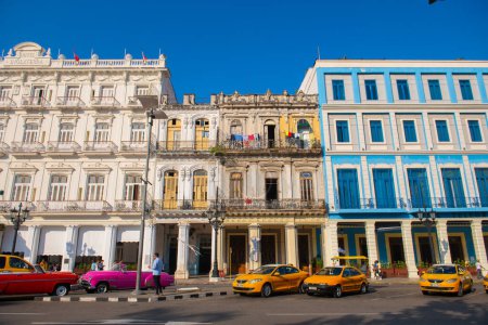 Foto de Edificios históricos en el Paseo del Prado en la calle Neptuno, cerca del Parque Central, en la Habana Vieja, Cuba. La Habana Vieja es Patrimonio Mundial. - Imagen libre de derechos