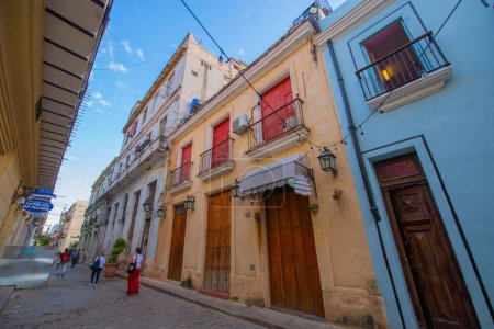 Téléchargez les photos : Bâtiments historiques sur Calle San Ignacio Street à Calle Amargura Street dans la Vieille Havane (La Habana Vieja), Cuba. La Vieille Havane est un site du patrimoine mondial de l'UNESCO. - en image libre de droit